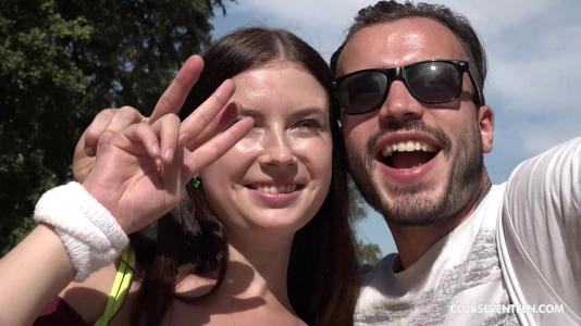 Любители загородного отдыха устроили жаркий секс на зеленой поляне