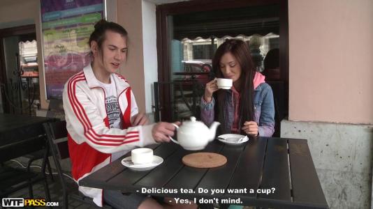 Парень впервые пригласил телку к себе, чтобы показать мощный член