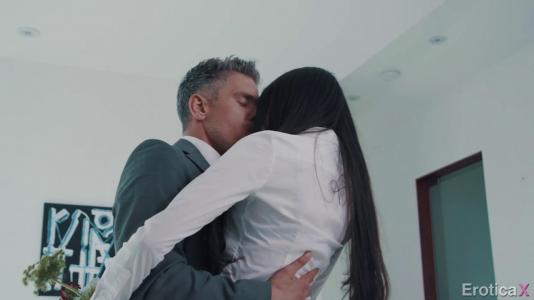 Строгий босс привел в дом сексуальную помощницу, которая отлично сосет