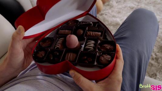 Стройная блондинка очень хочет жаркий секс и бурный оргазм