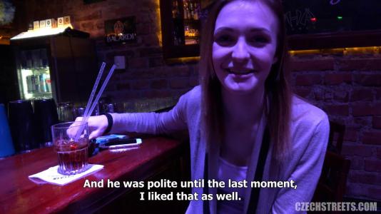 Познакомившись с парнем в баре, телки устроили с ним жаркий секс втроем