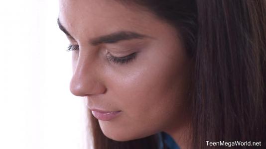 Превью Молодая парочка устроила жаркий секс с нежными ласками на кровати № 10930