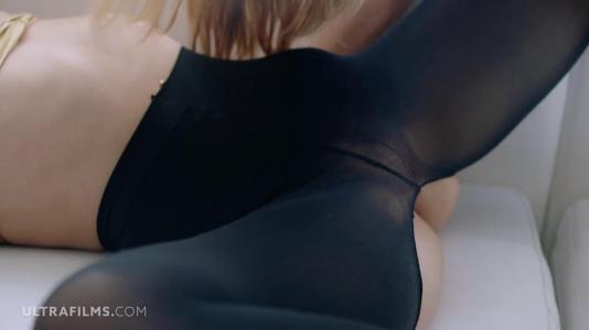 Лесбиянка порвала колготки на подруге и подарила ей оргазм