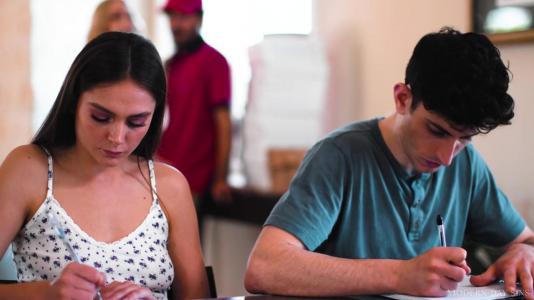 Блондинка чужого парня соблазнила на страстный секс на столе