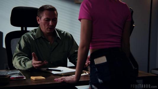 Вроде как на работу пришла устраиваться, а уже на столе ебется