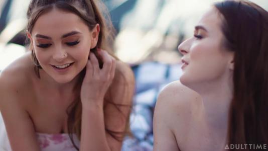 Лесби устроили романтику с куни на кемпинге