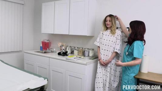 Врач трахает медсестру и пациентку в больнице