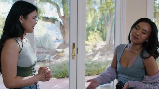 Две киски — один хуй на разогреве