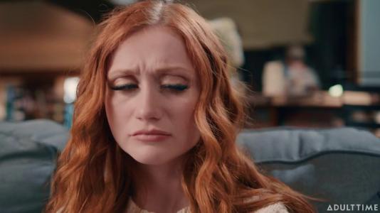 Грудастая милфа развлекается с молодой лесбиянкой