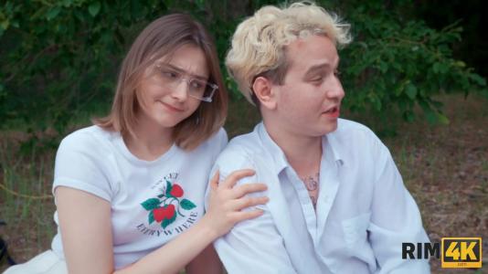 Молодая парочка потрахалась в палатке во время путешествия