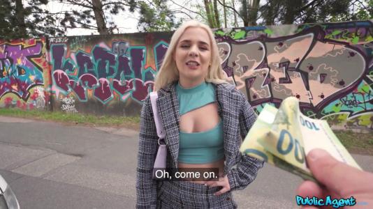 Молодая блондинка оседлала крепкий член ради денег