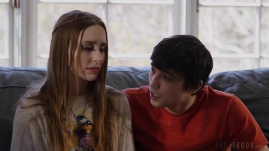 Страсти молодой сучки хватило на два крепких члена