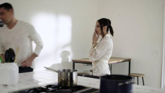 Блондинка кувыркается с чужим мужем на диване