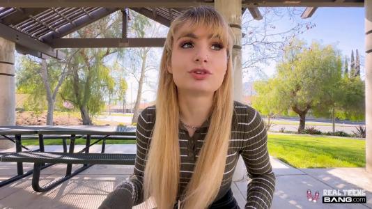 Блондинка в позе обратной наездницы трясет булками