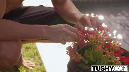 Блондинка после отсоса подставляет упругую попку для секса