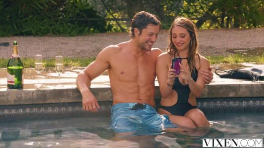 Жаркий секс у бассейна парочка продолжила в доме на диване