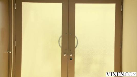 Парень в восторге от того, что две цыпочки устроили ему жмж секс