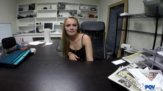 Коллеги в офисе устроили жаркий секс прямо на полу