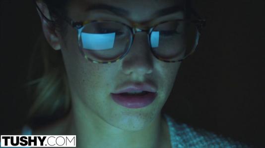 Девушка любит только страстный секс и анальное проникновение