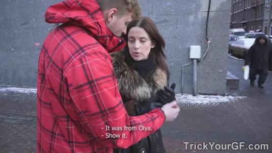 Превью Парень внимательно смотрит, как друг долбит пилотку его девушки № 3696