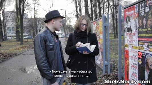Парень жарко отымел в киску любительницу книг в очках