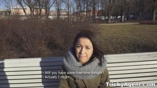 Милашка на кастинге с аппетитом сосет член и встает раком на диване