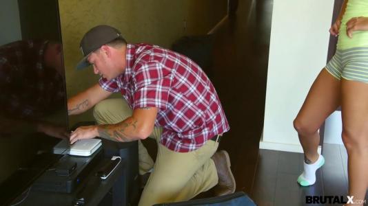 Парень жестко отымел телочку с аппетитной лысой писькой