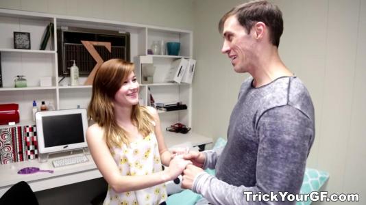 Парень не против, что его телка скачет на члене другого мужика