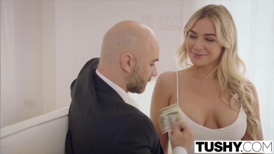 Лысый мужик отымел блондинку в ее аппетитную попку