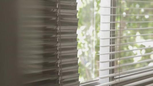 Превью Брюнетка с шикарной грудью громко стонет от жаркого проникновения № 4031