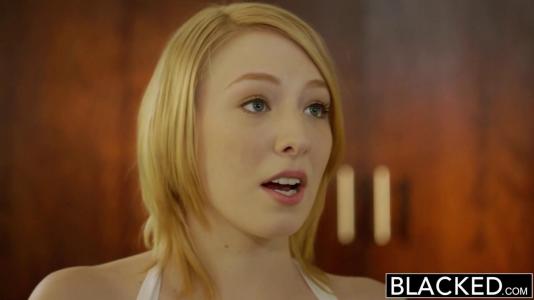 Блондинка ради денег согласилась впустить в киску большой черный член