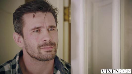 Блондинка отсосала член и занялась сексом с другом своего отца