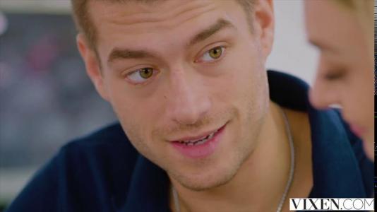 Жена любит баловать мужа минетом, а потом скакать на его стояке