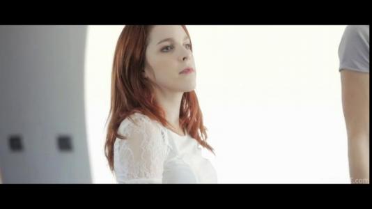 Рыженькая телка занялась жарким сексом с парнем на кожаном диване