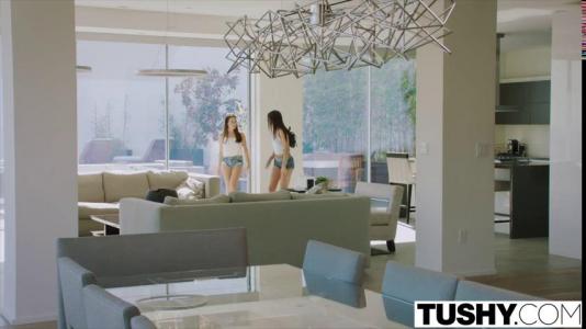 Подруги в жмж сексе подставляют для члена упругие попки