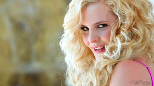 Блондинка мастурбирует свою бритую киску красным самотыком