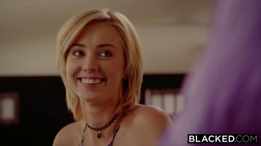 Блондинка изменяет мужу с темнокожим мужиком и сосет его большой член