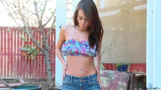 Девушка мастурбирует вагину на заднем дворе своего дома